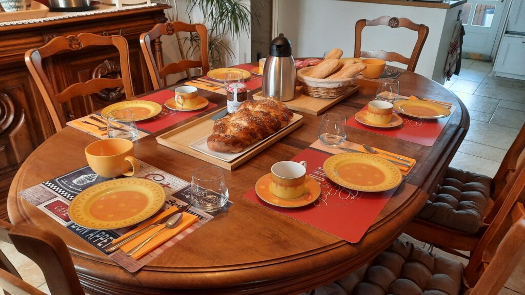 Vue de la table du petit déjeuner, Brioche et confiture maison, pâte à tartiner "Bonne maman" fabriquée au bout de la rue à Biars sur Cère.