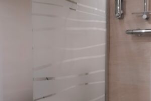 Châtaigne vue de la douche avec paroi de verre et WC