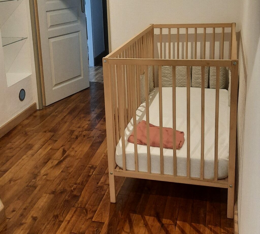 Image du lit bébé en bois