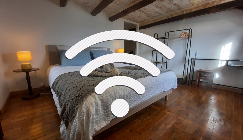 Image de la chambre noix avec le logo wifi en blanc dessus
