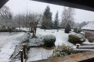 vue depuis terrasse jardin avec neige