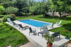 Piscine vue de jour avec en arrière plan le jardin