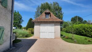 Garage fermé avec prise spéciale recharge véhicule électrique